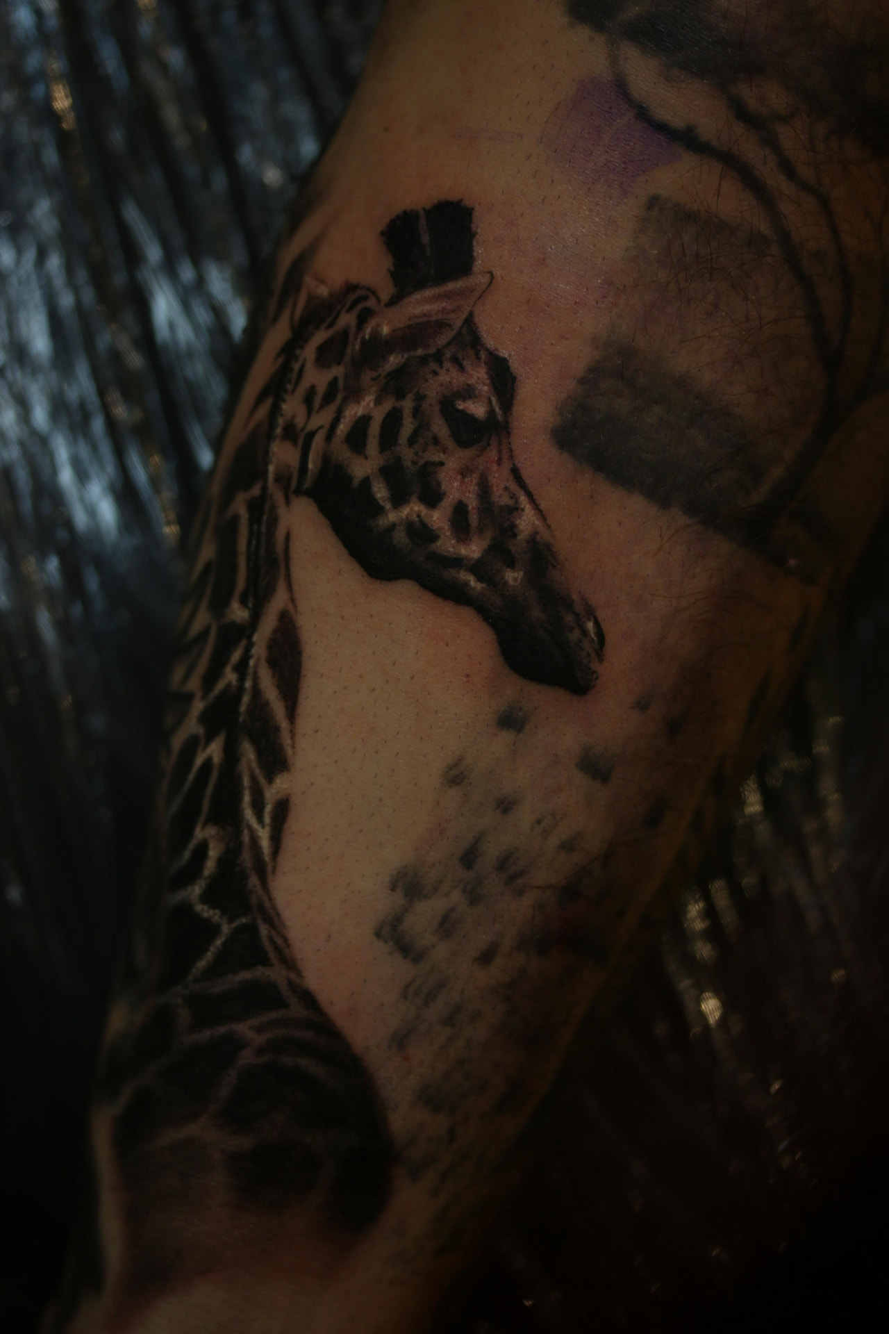 Tatuagem realista de girafa