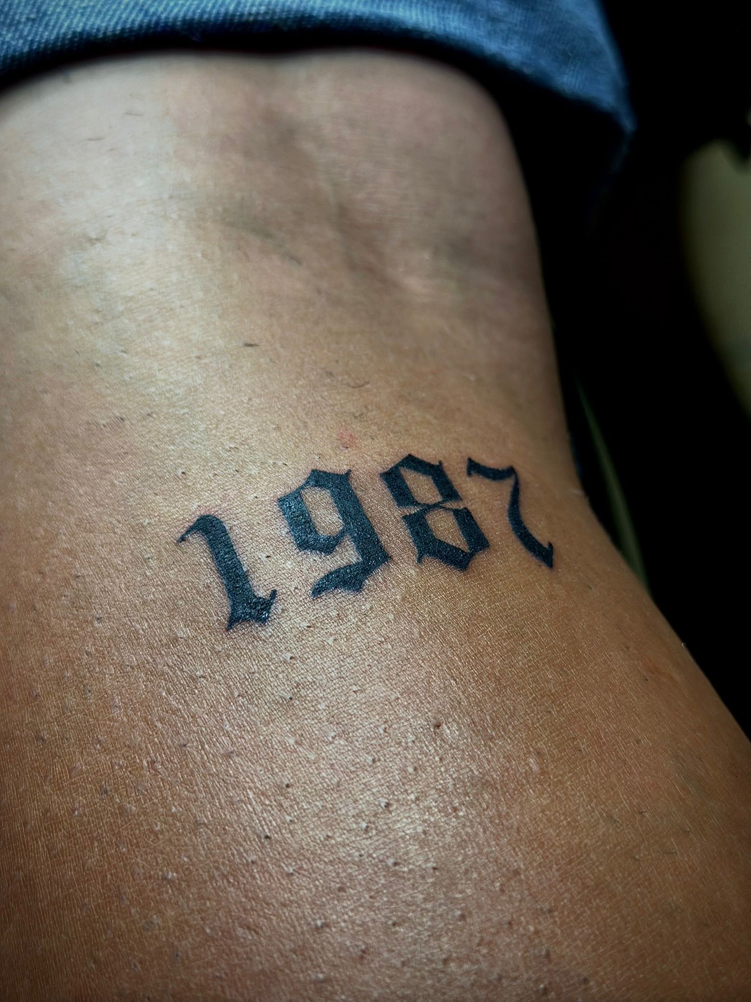 Tatuagem de traço fino em pele