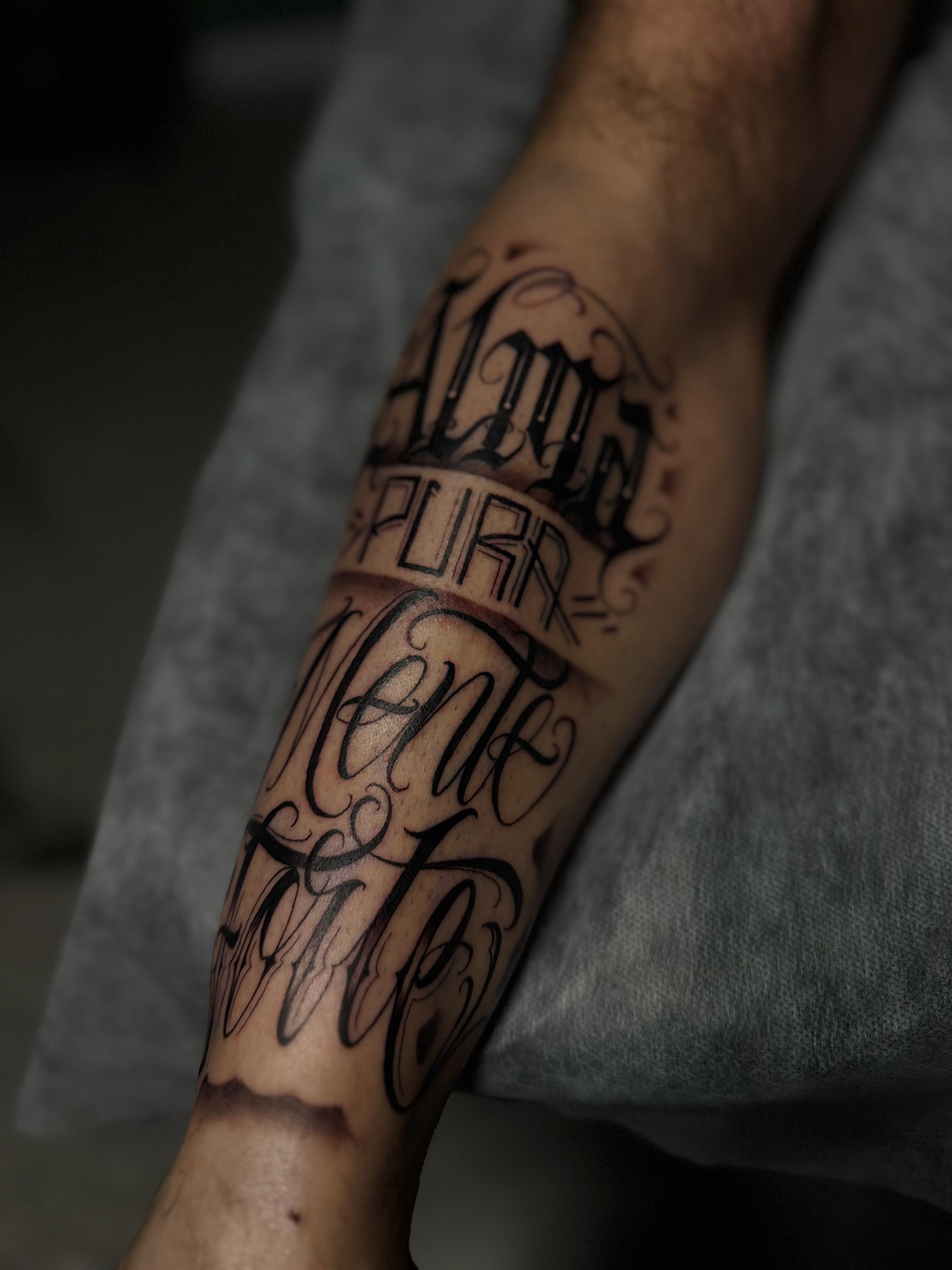 Tatuagem de lettering em grande formato