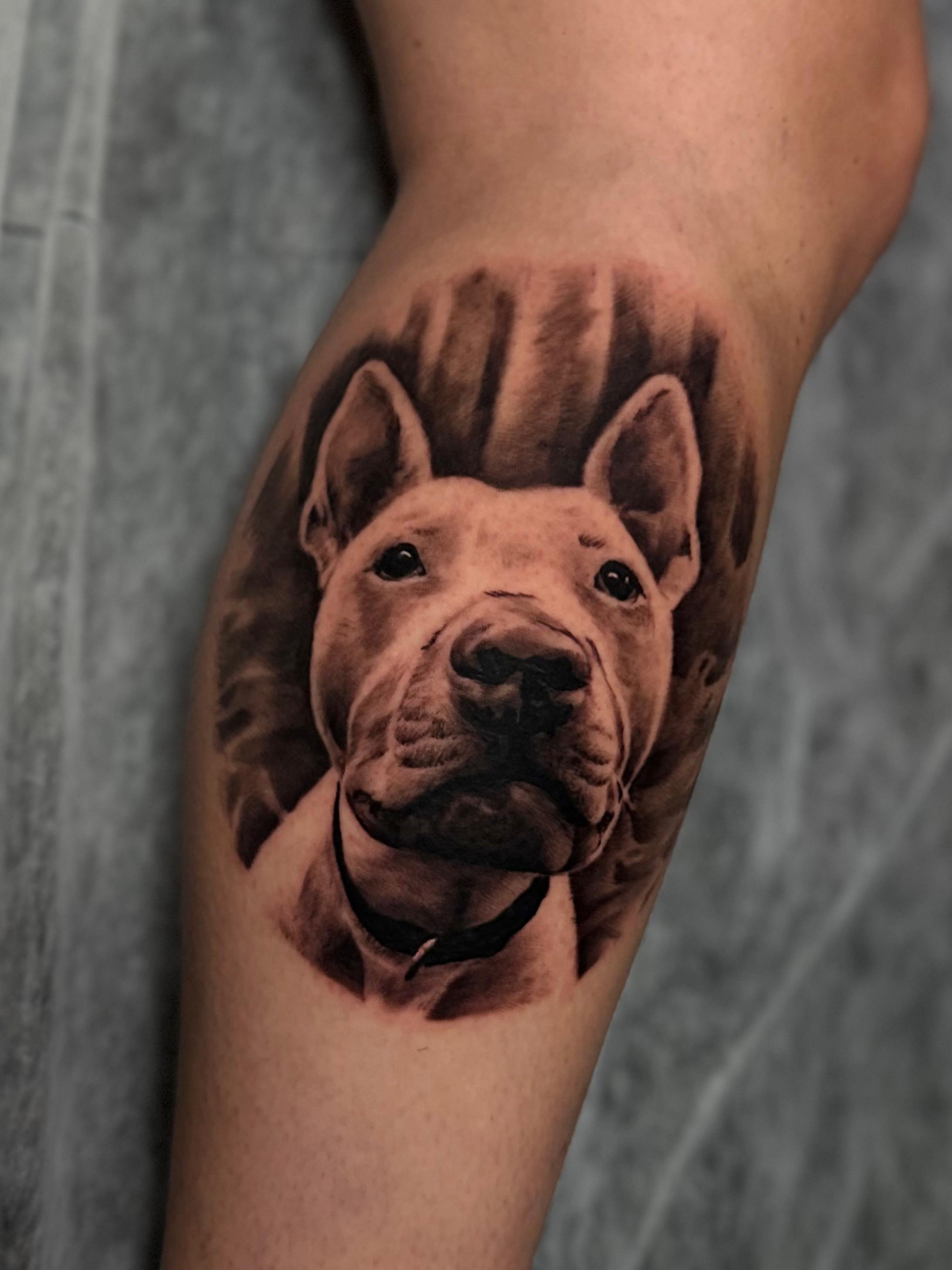 Tatuagem realista de cão