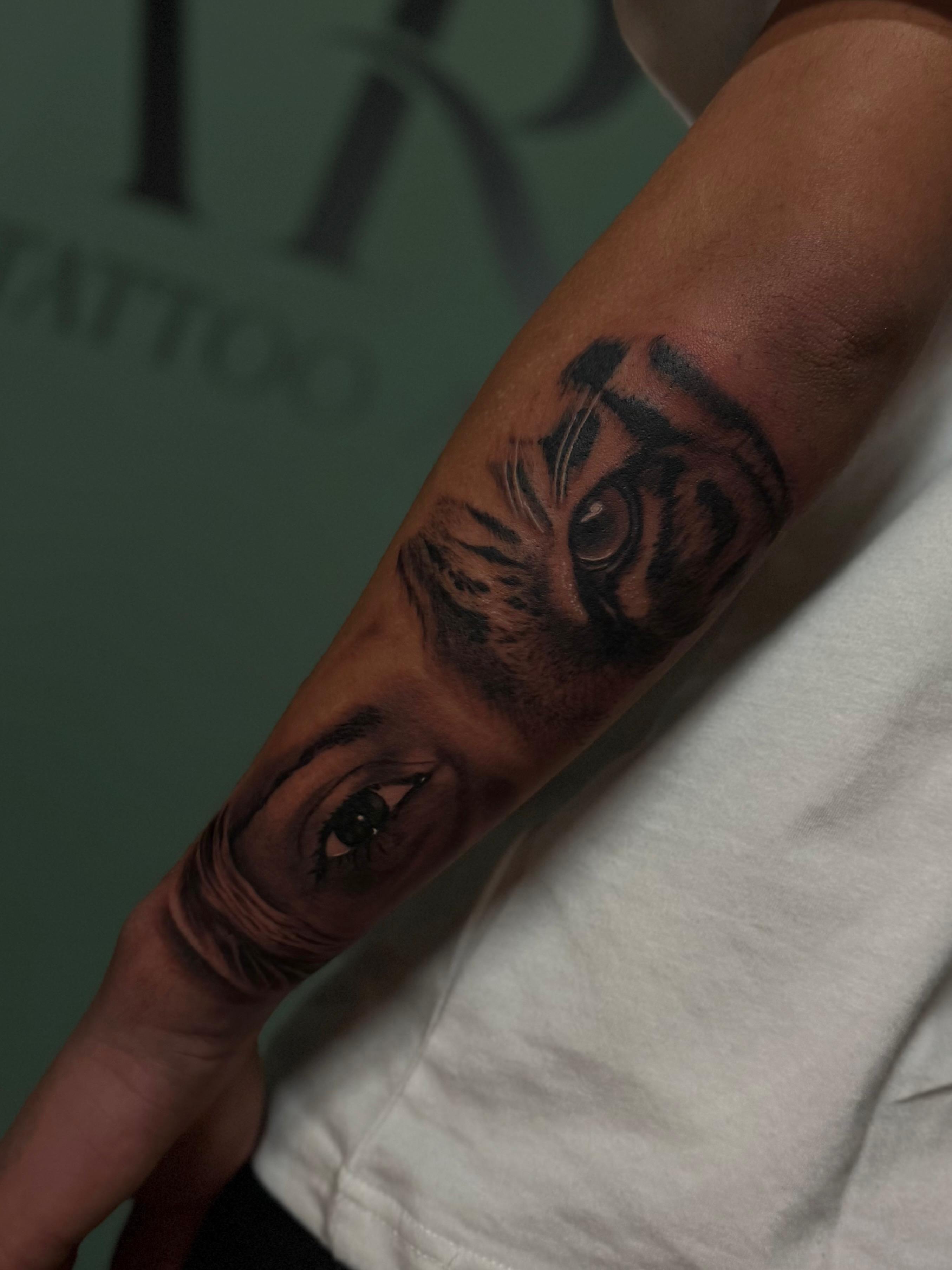 Tatuagem realista de lobo