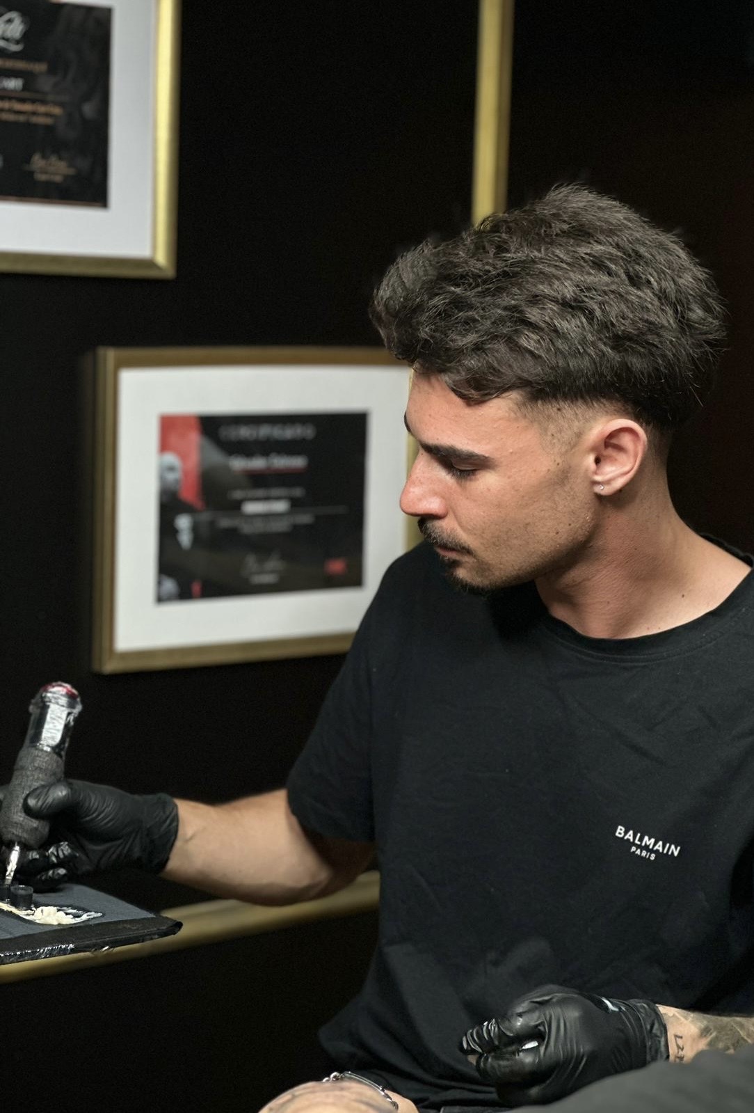 Rodrigo a tatuar